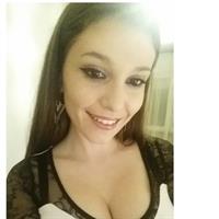 Carolina Neto taking a selfie