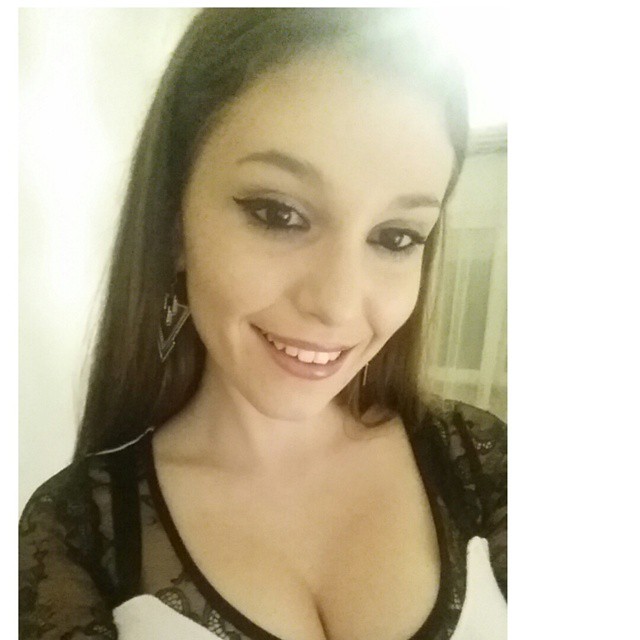 Carolina Neto taking a selfie