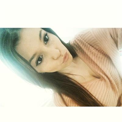 Carolina Neto taking a selfie