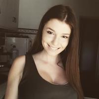 Carolina Neto taking a selfie