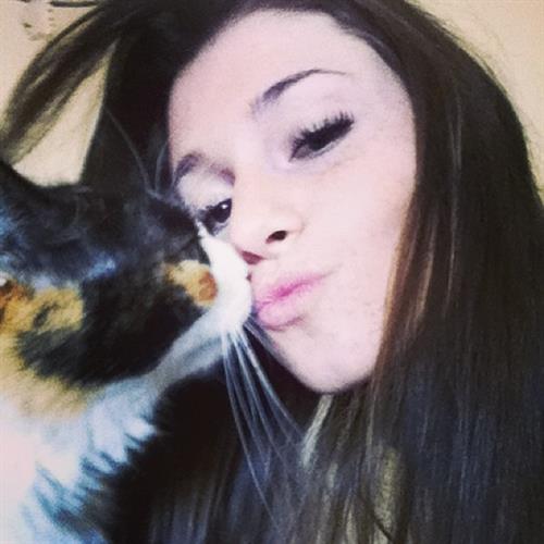 Carolina Neto taking a selfie