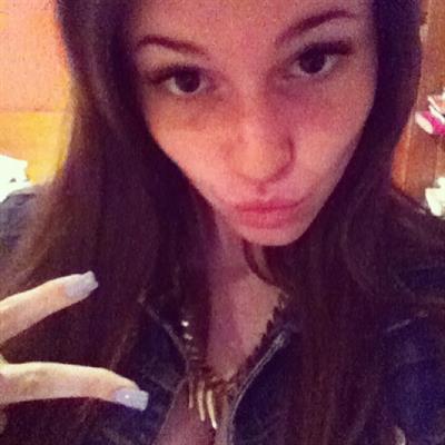 Carolina Neto taking a selfie