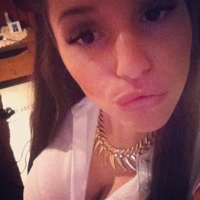 Carolina Neto taking a selfie