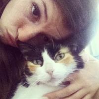 Carolina Neto taking a selfie