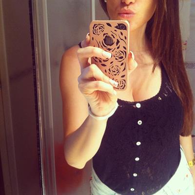 Carolina Neto taking a selfie