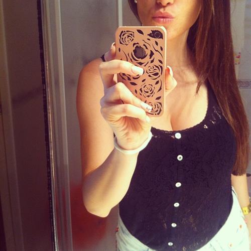 Carolina Neto taking a selfie