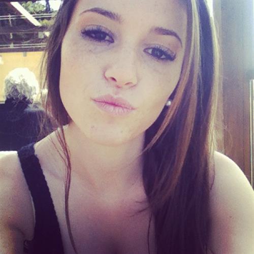 Carolina Neto taking a selfie