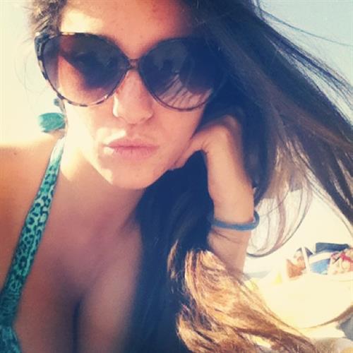 Carolina Neto taking a selfie