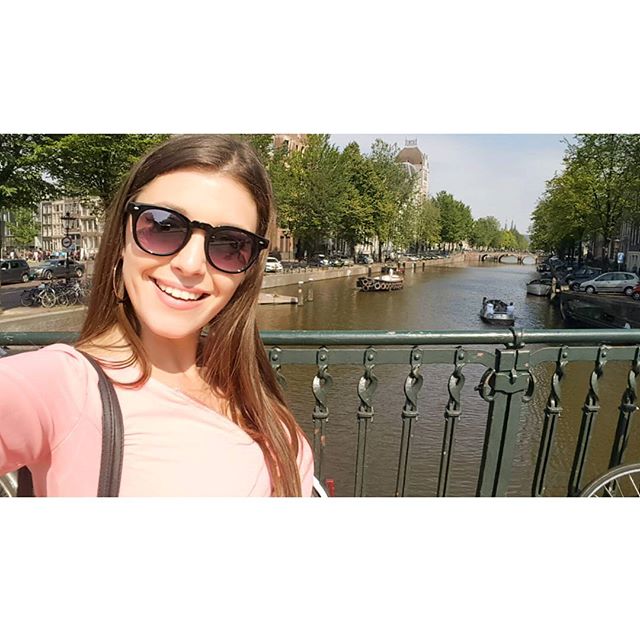 Carolina Neto taking a selfie