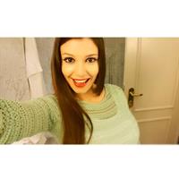 Carolina Neto taking a selfie