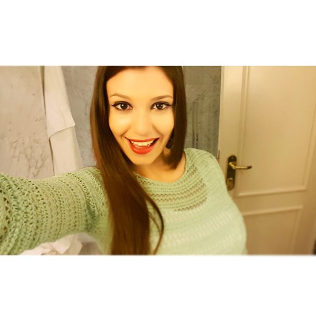 Carolina Neto taking a selfie