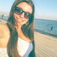 Carolina Neto taking a selfie