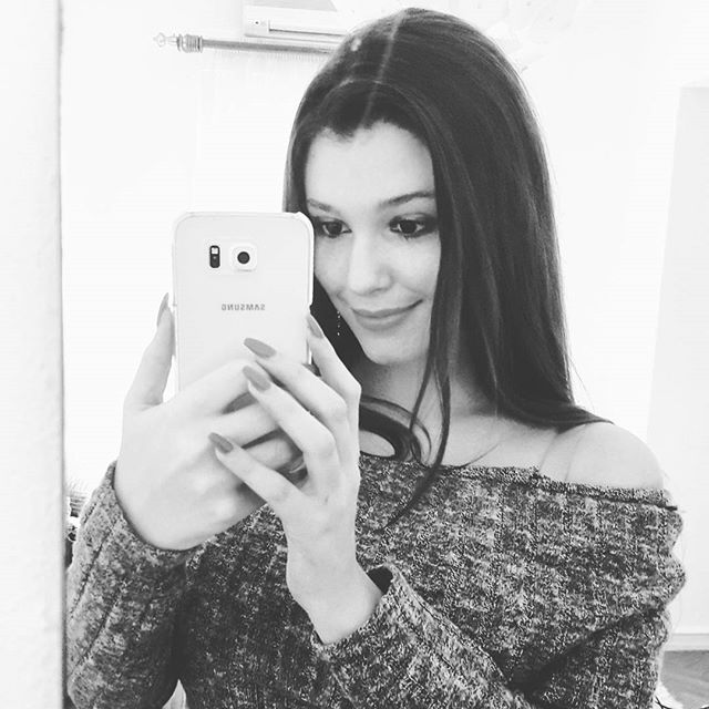 Carolina Neto taking a selfie