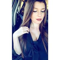 Carolina Neto taking a selfie