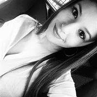 Carolina Neto taking a selfie