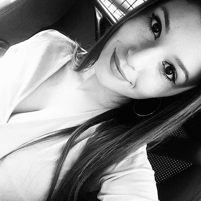 Carolina Neto taking a selfie