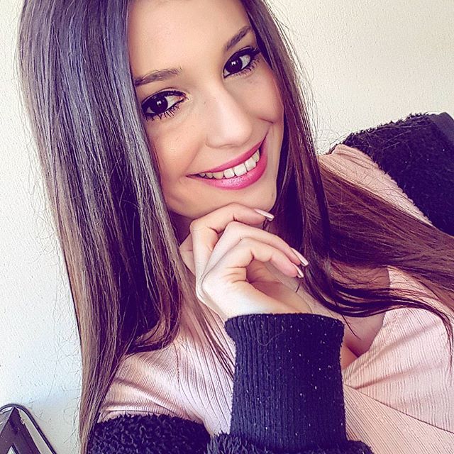 Carolina Neto taking a selfie