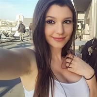 Carolina Neto taking a selfie