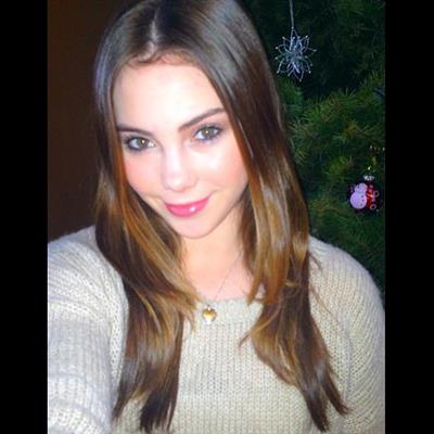 McKayla Maroney taking a selfie