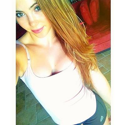 McKayla Maroney taking a selfie