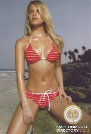 Elisandra Tomacheski in a bikini