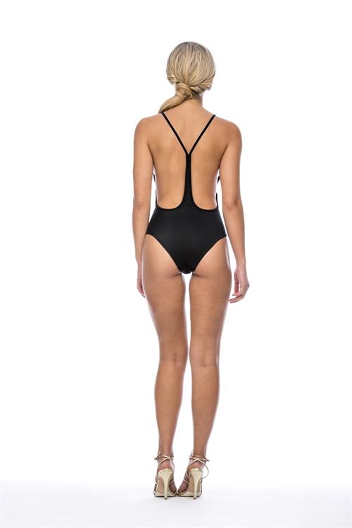 Elisandra Tomacheski in a bikini - ass