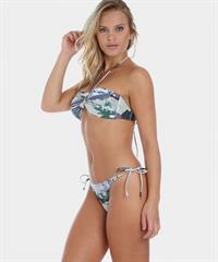 Elisandra Tomacheski in a bikini