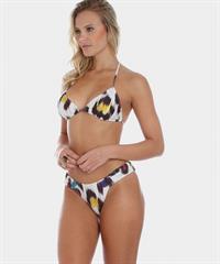 Elisandra Tomacheski in a bikini