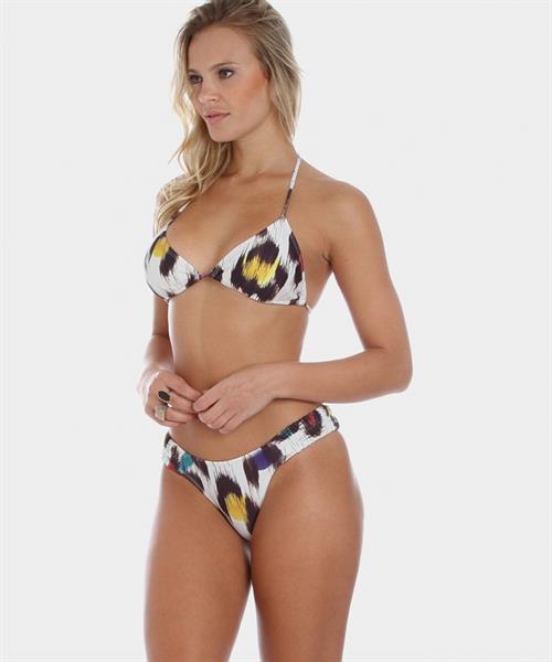 Elisandra Tomacheski in a bikini