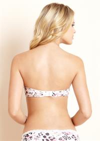 Elisandra Tomacheski in a bikini