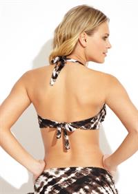 Elisandra Tomacheski in a bikini