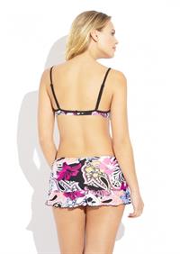 Elisandra Tomacheski in a bikini