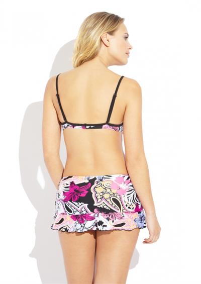 Elisandra Tomacheski in a bikini