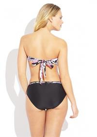 Elisandra Tomacheski in a bikini