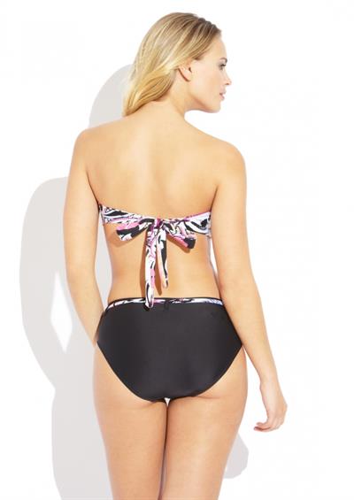 Elisandra Tomacheski in a bikini