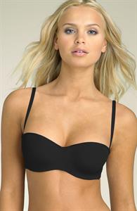 Elisandra Tomacheski in a bikini