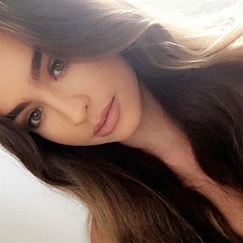 Sommer Ray taking a selfie