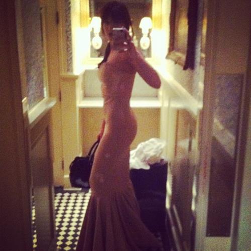 Daisy Lowe taking a selfie