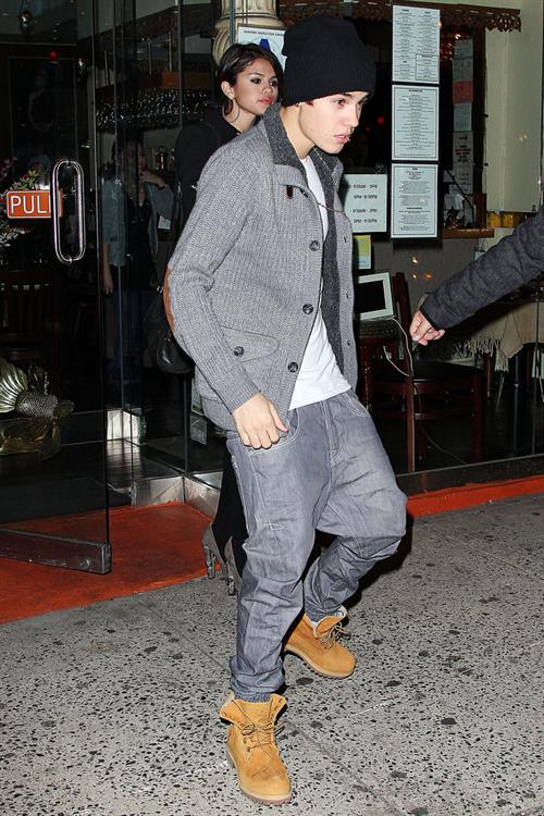 Selena Gomez Pictures Selena Gomez leaving a restaurant in New York City on December 2, 2012