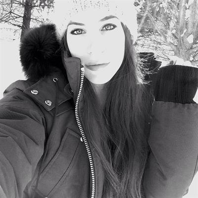 Jen Selter taking a selfie