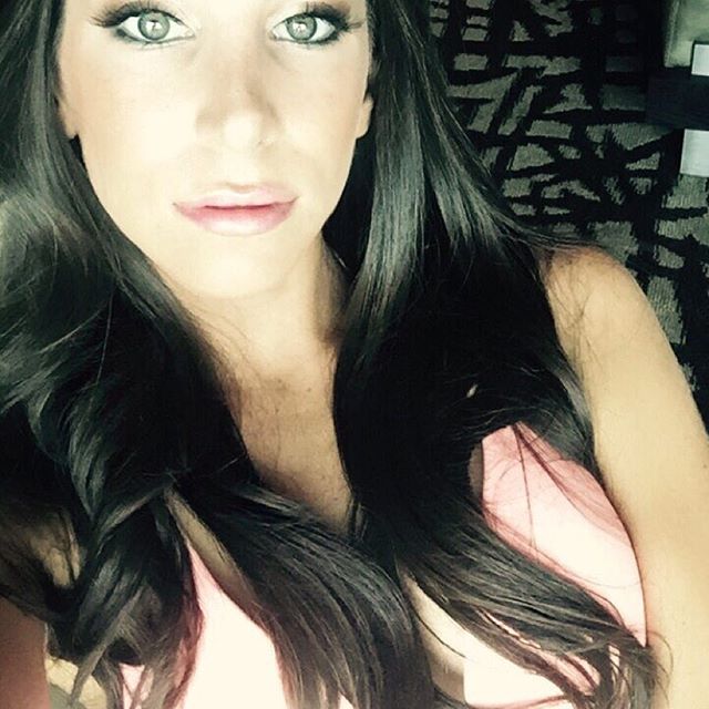 Jen Selter taking a selfie