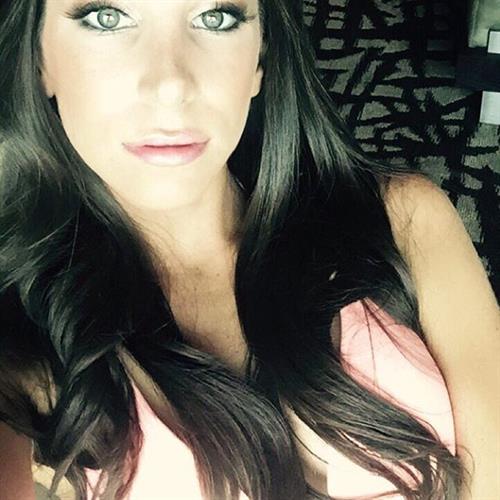 Jen Selter taking a selfie