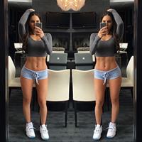 Jen Selter taking a selfie