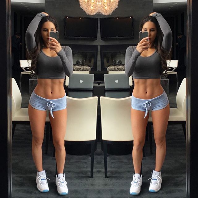 Jen Selter taking a selfie