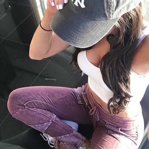 Jen Selter taking a selfie