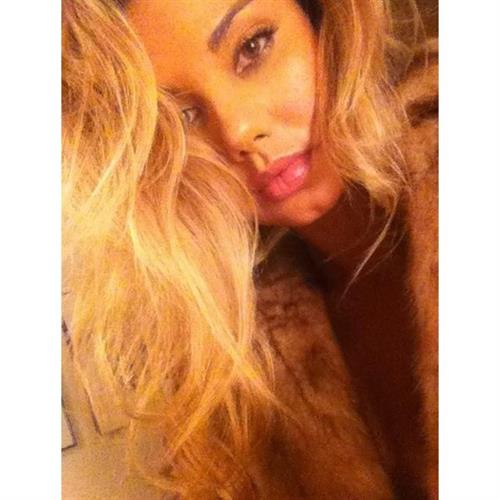 Sahara Ray taking a selfie