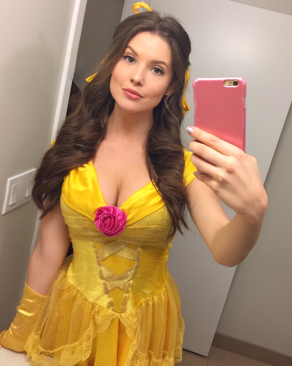 Amanda Cerny taking a selfie