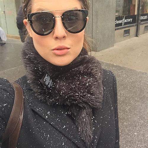 Amanda Cerny taking a selfie