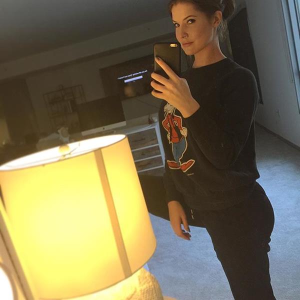 Amanda Cerny taking a selfie