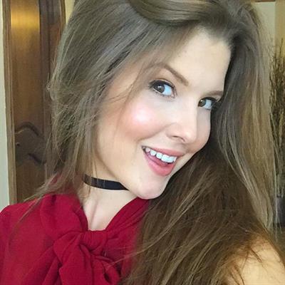 Amanda Cerny taking a selfie